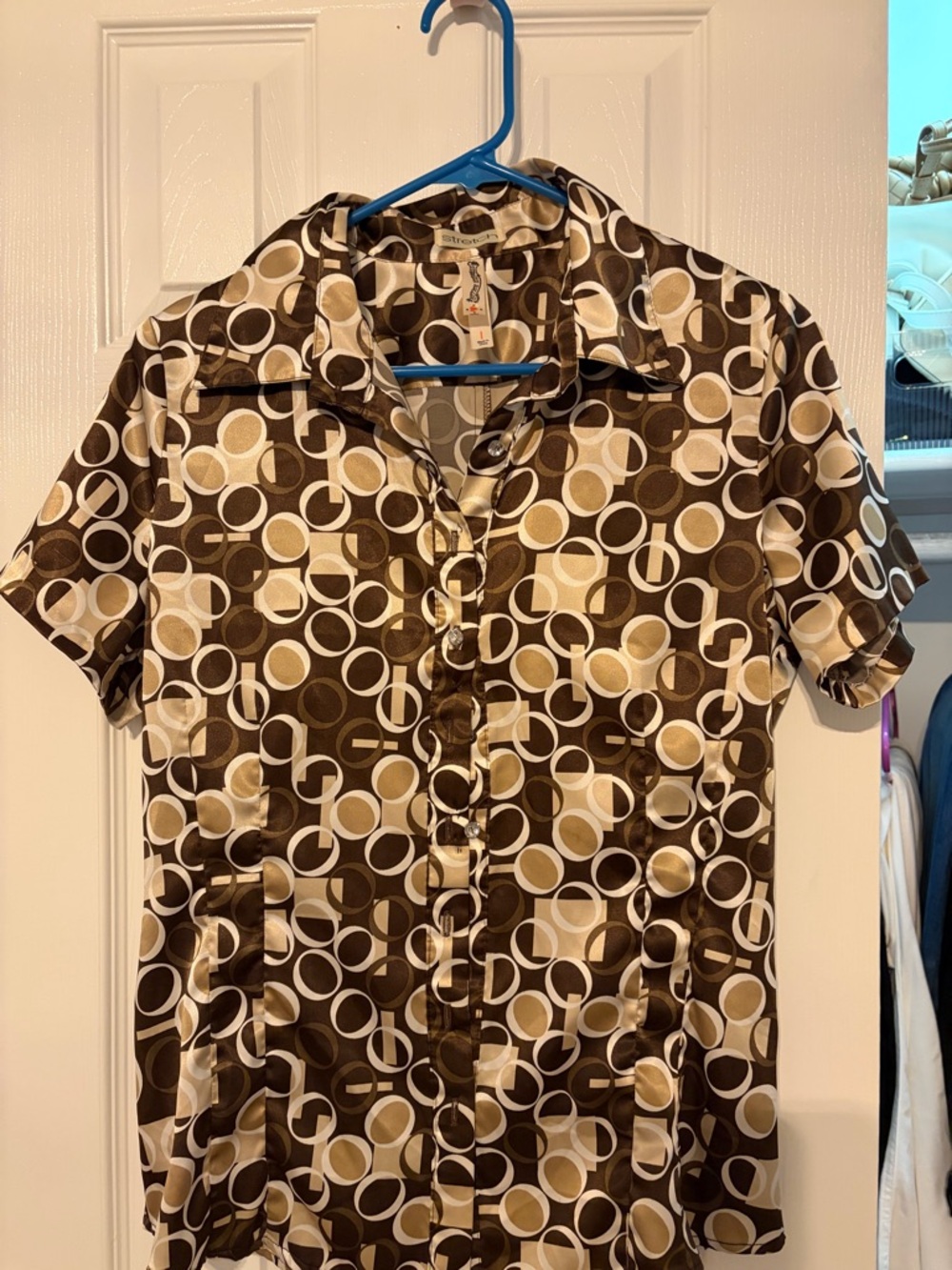 Short-Sleeve Collared Blouse in Brown & Cream Geometric Print